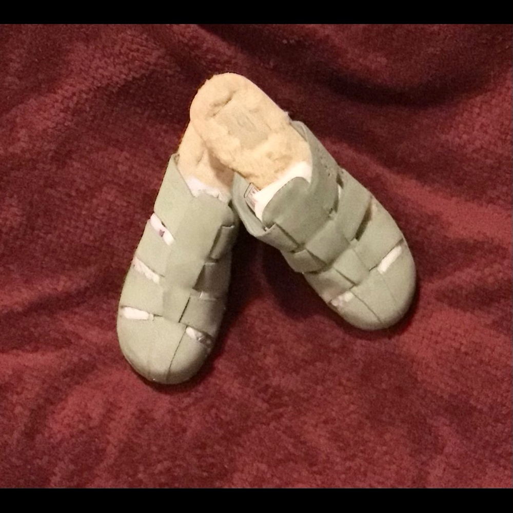Women’s sea foam-green Sherpa lined ~UGG clogs/ 7